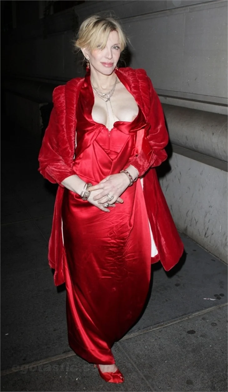 Şarkıcı Courtney Love'dan bir göğüs frikiği daha..