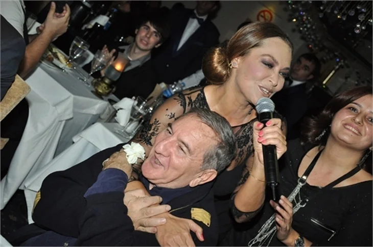 Hülya Avşar ve Ali Poyrazoğlu Günay sahnesinde...
