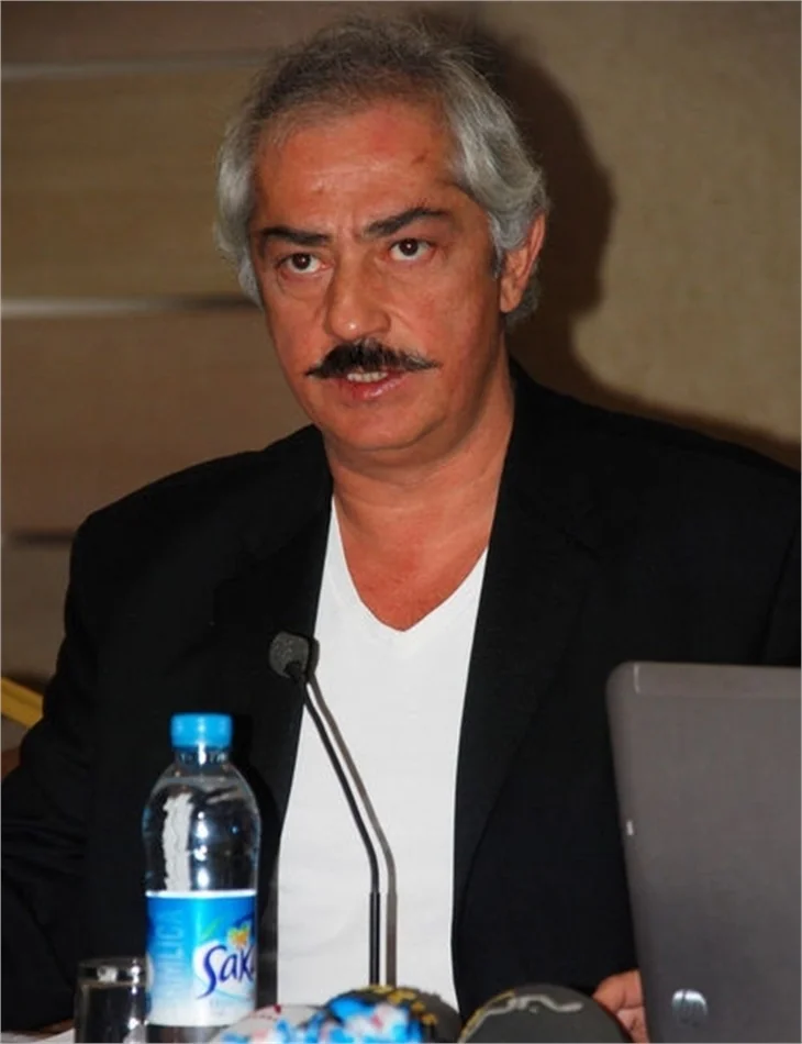 Ünlüler Twitter'da kendilerini nasıl anlatıyor?