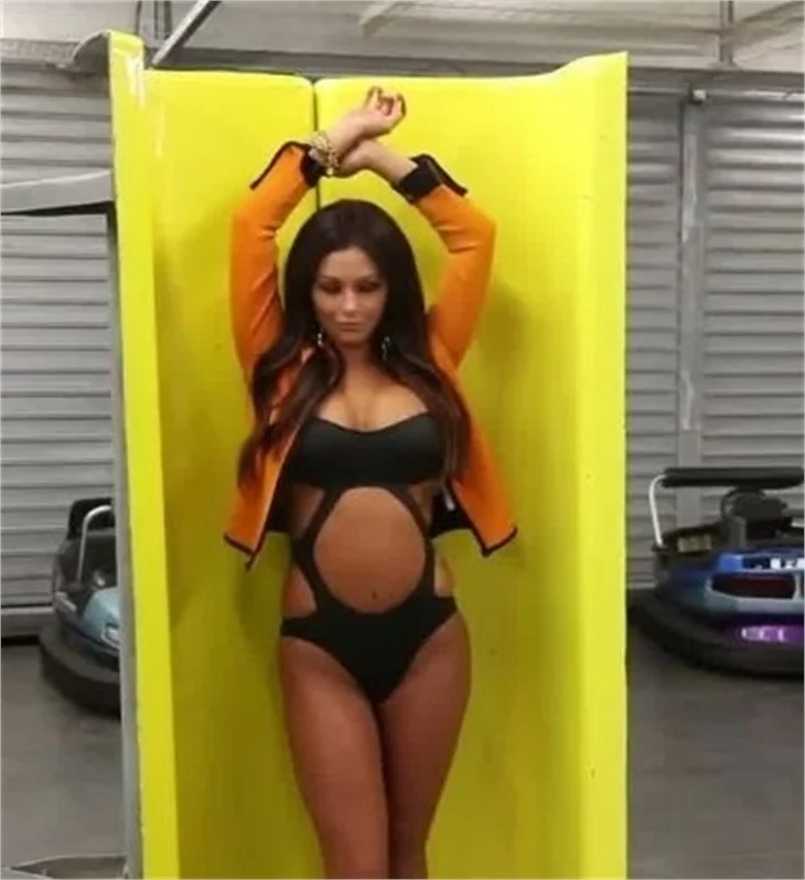Güzel model JWoww seksi kıyafetleriyle lunaparkta..