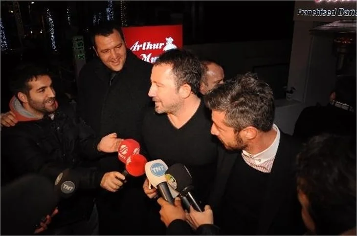Sergen Yalçın ve Melike İpek Yalova aynı mekanda eğlendi..