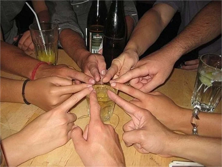 İçtikçe ne yapacaklarını şaşırdılar..
