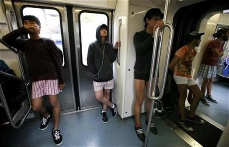 Pantolonsuz eylemciler şimdi İstanbul'da