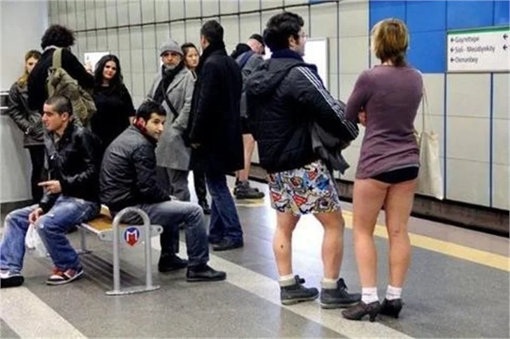 Pantolonsuz eylemciler şimdi İstanbul'da