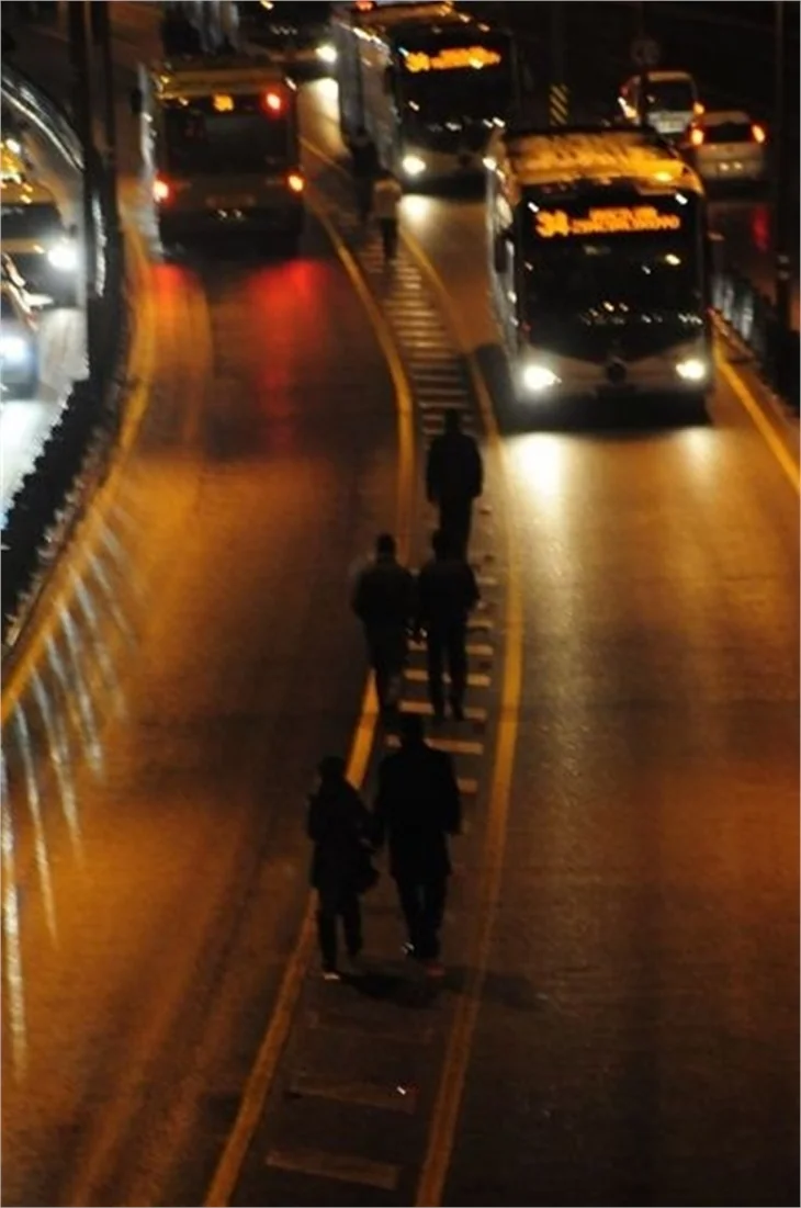 Kar yağışı İstanbulluları yolda bıraktı