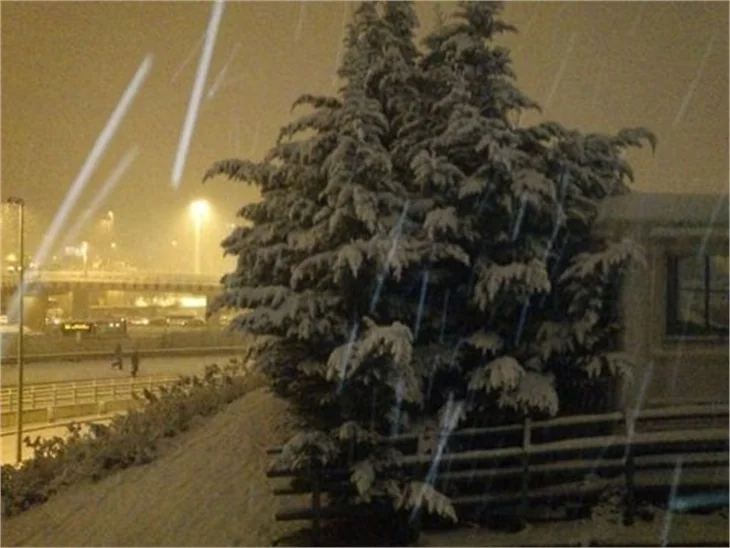 Kar yağışı İstanbulluları yolda bıraktı
