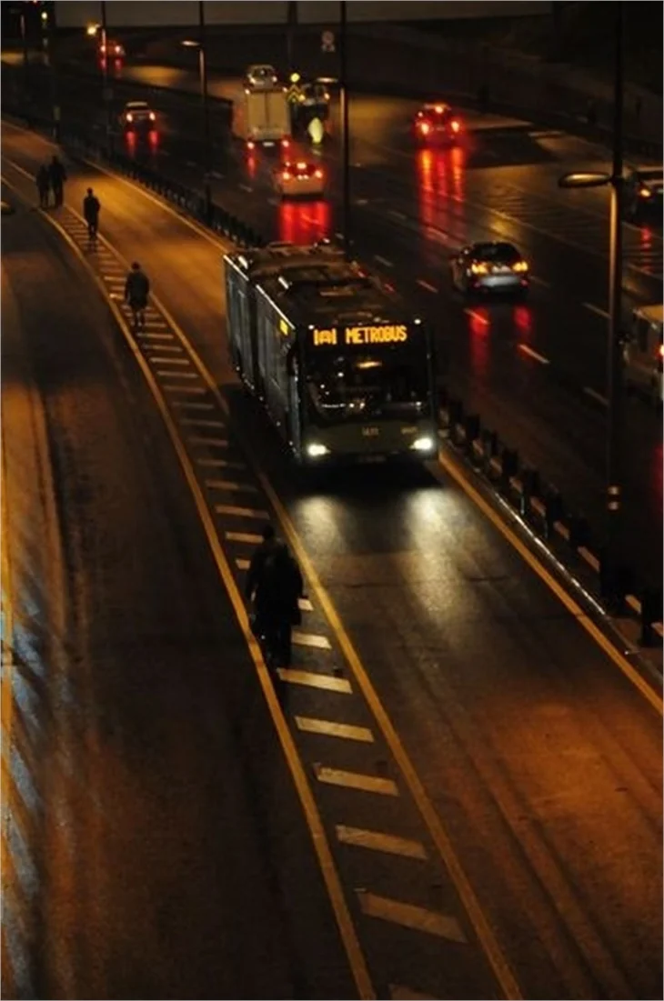 Kar yağışı İstanbulluları yolda bıraktı