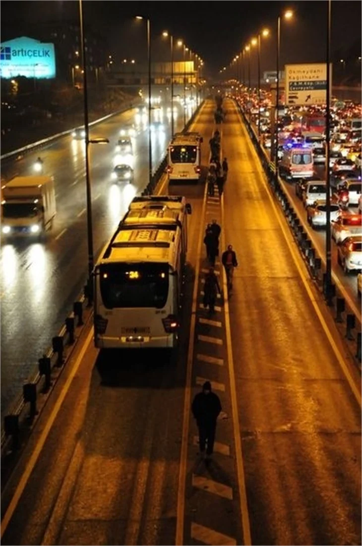 Kar yağışı İstanbulluları yolda bıraktı
