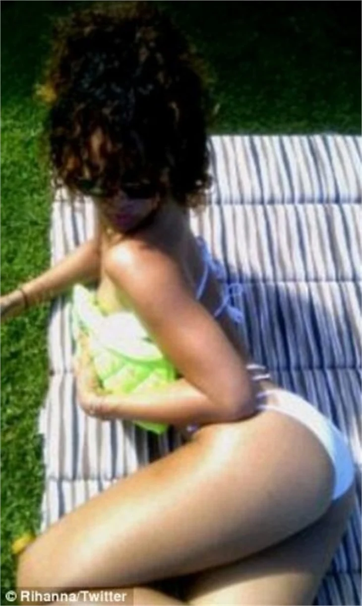 Rihanna tatil fotoğraflarını paylaştı..