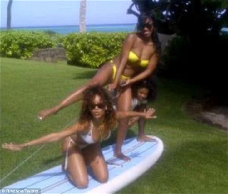 Rihanna tatil fotoğraflarını paylaştı..