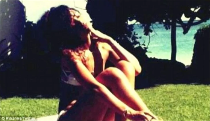 Rihanna tatil fotoğraflarını paylaştı..