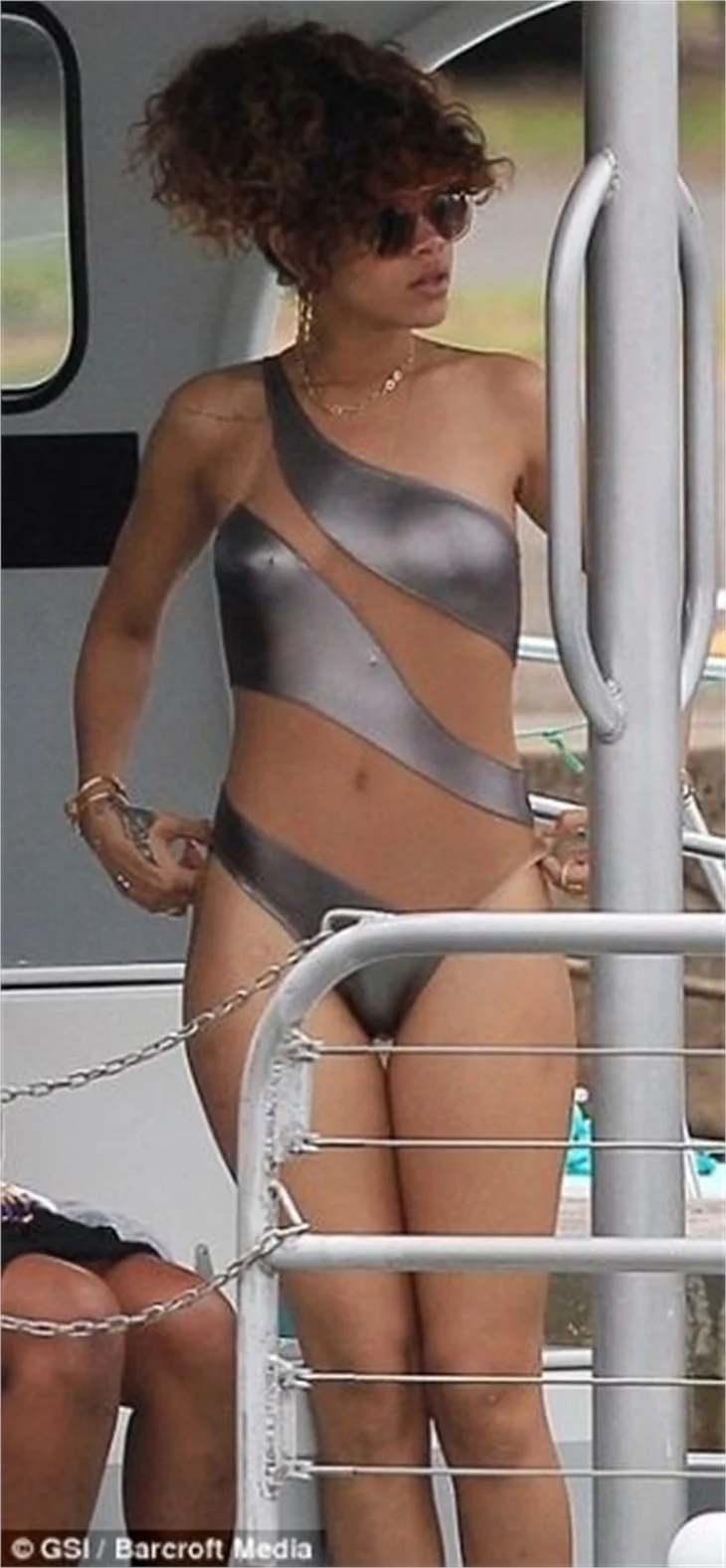 Rihanna tatil fotoğraflarını paylaştı..