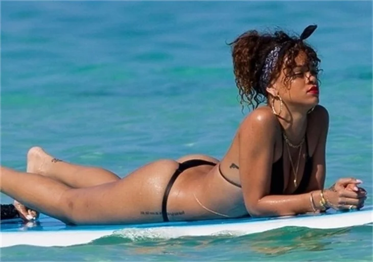 Rihanna tatil fotoğraflarını paylaştı..