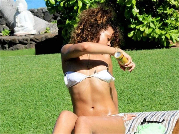 Rihanna tatil fotoğraflarını paylaştı..