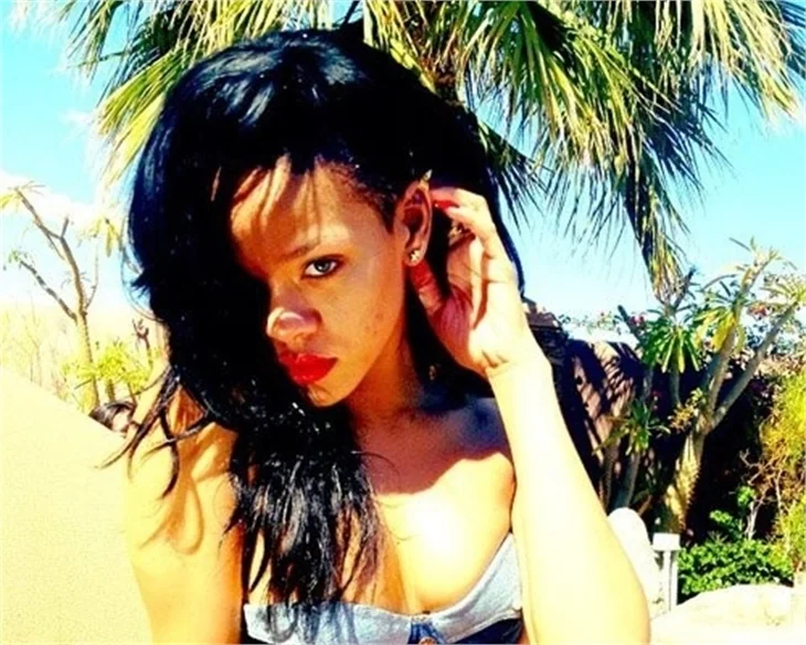 Rihanna tatil fotoğraflarını paylaştı..