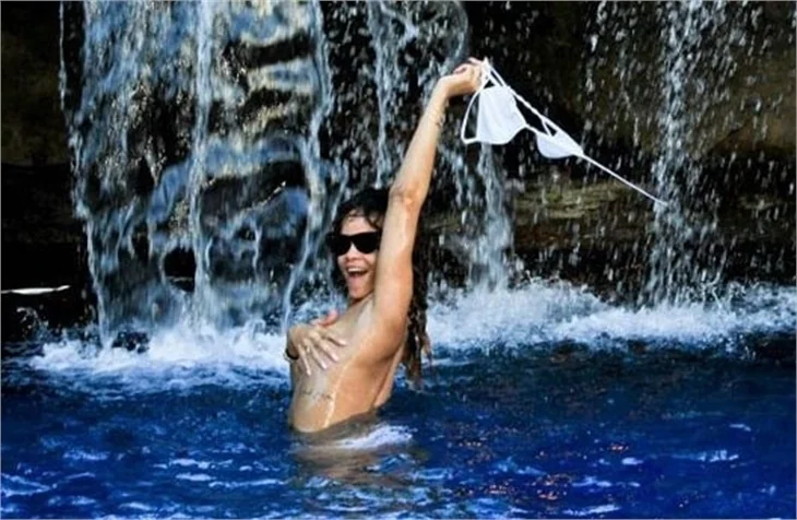 Rihanna tatil fotoğraflarını paylaştı..