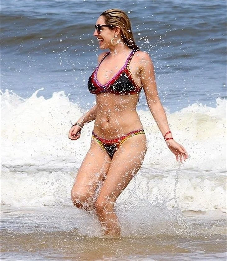Kelly Brook ufacık bikinisiyle Brezilya plajında