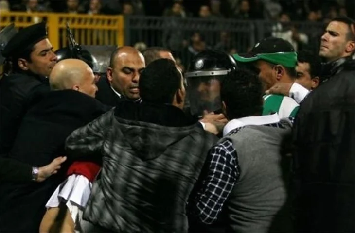 Mısır'da futbol maçında olaylar çıktı, 74 ölü