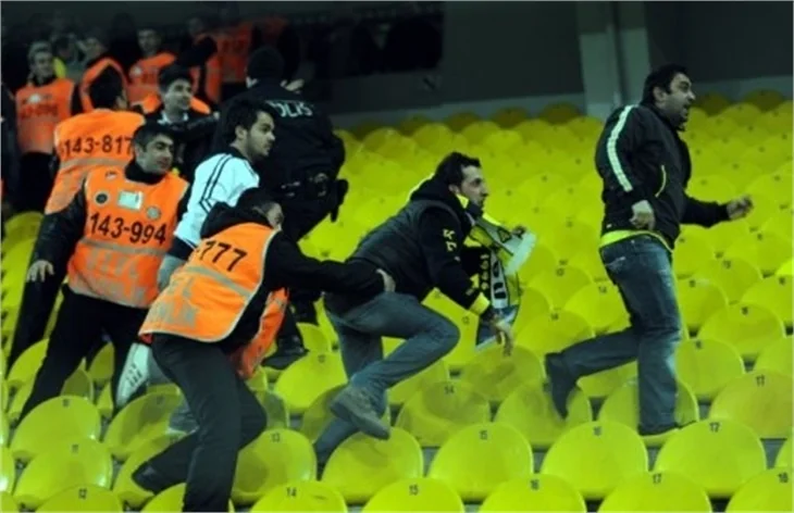 Fenerbahçe - Beşiktaş maçında olaylar çıktı...