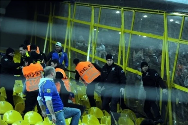 Fenerbahçe - Beşiktaş maçında olaylar çıktı...