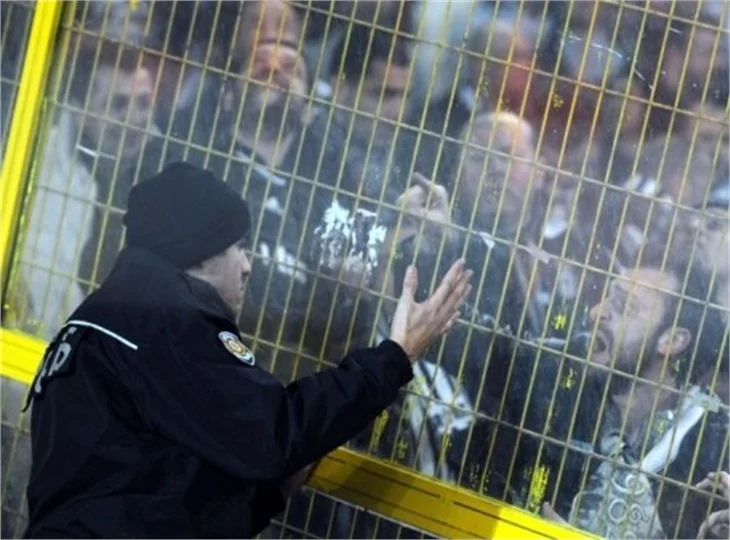 Fenerbahçe - Beşiktaş maçında olaylar çıktı...