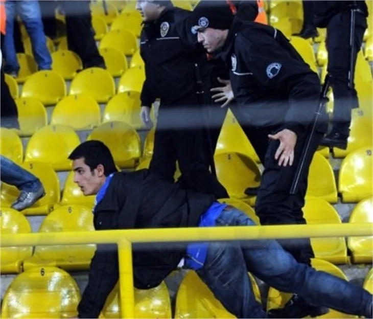 Fenerbahçe - Beşiktaş maçında olaylar çıktı...