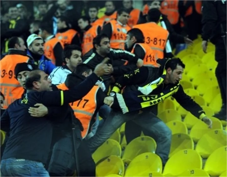 Fenerbahçe - Beşiktaş maçında olaylar çıktı...