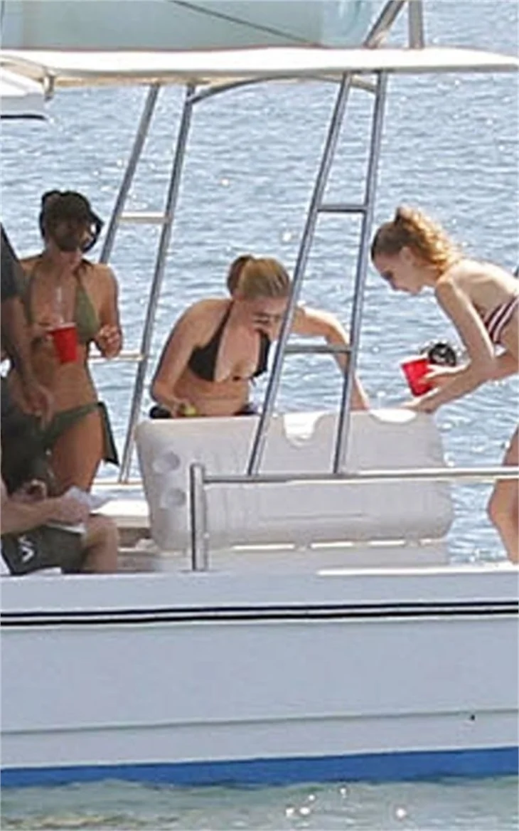 Scarlett Johansson sevgilisi Nate Taylor'la yakalandı!