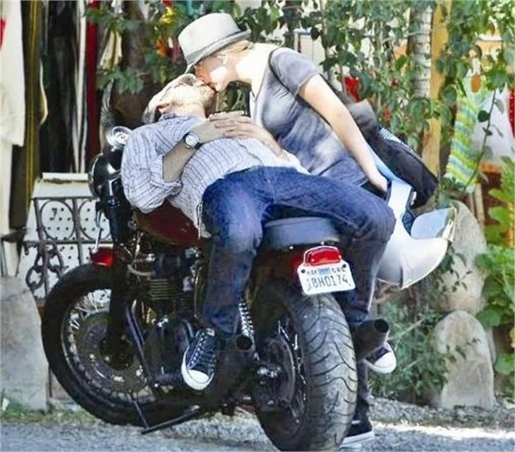 Scarlett Johansson'un lüks yattaki aşkı!