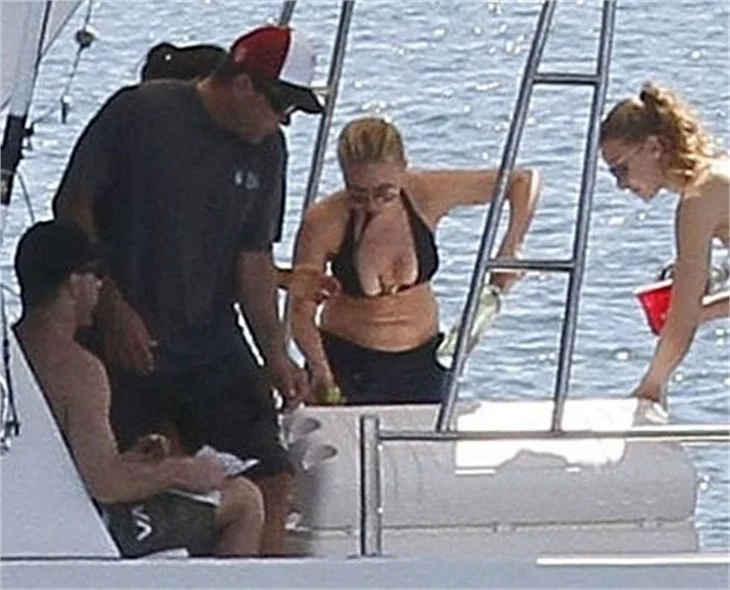 Scarlett Johansson'un lüks yattaki aşkı!