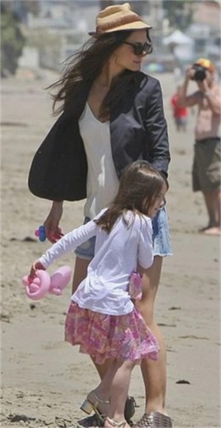 Katie Holmes üstsüz çekimiyle gündemde!