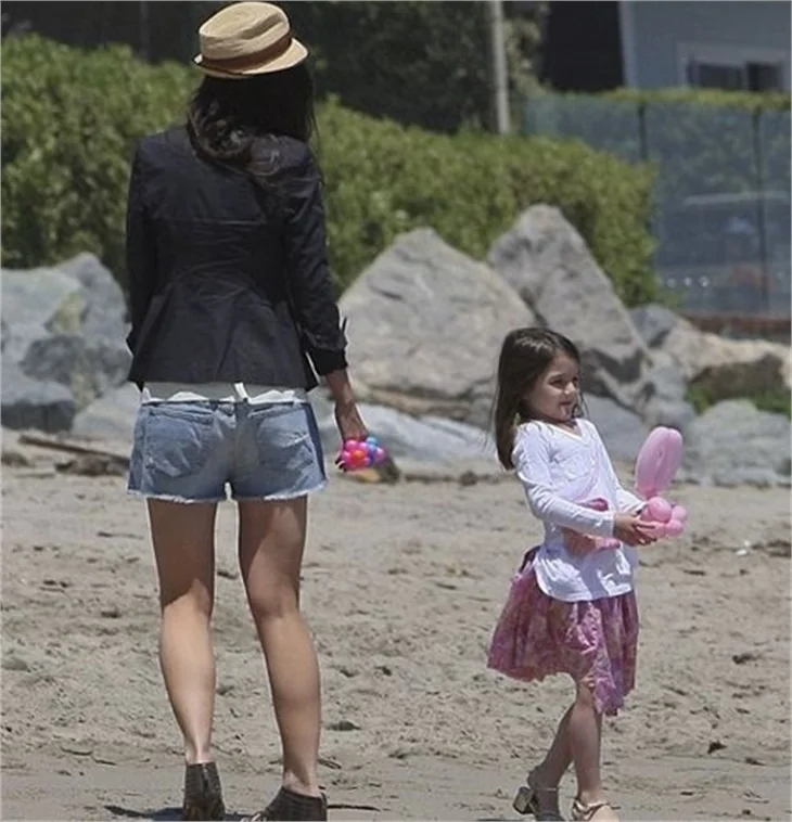 Katie Holmes üstsüz çekimiyle gündemde!