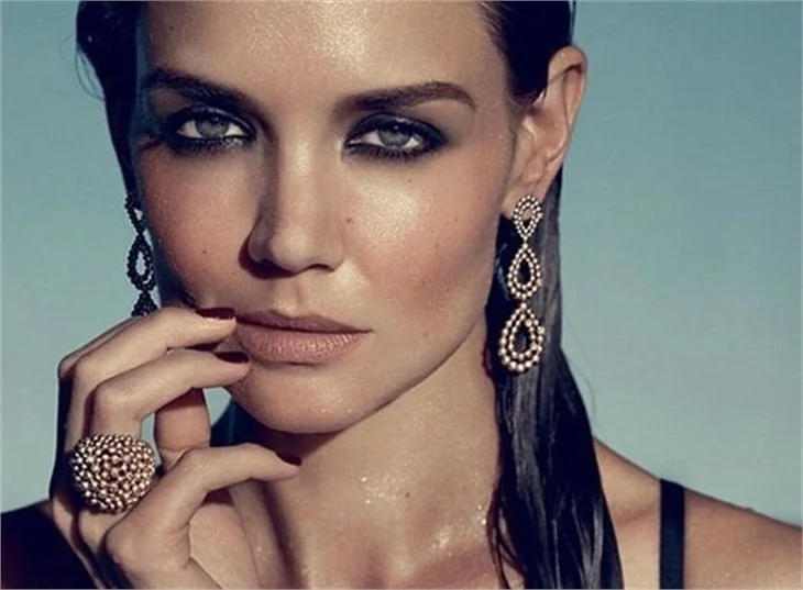 Katie Holmes üstsüz çekimiyle gündemde!