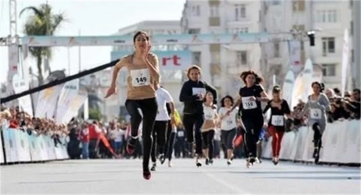 Caroline, Yüksek Topuk Koşusu'nda