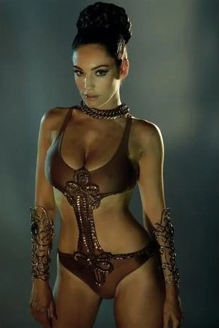 Kelly Brook biracı kız olunca herkesi şaşırttı!