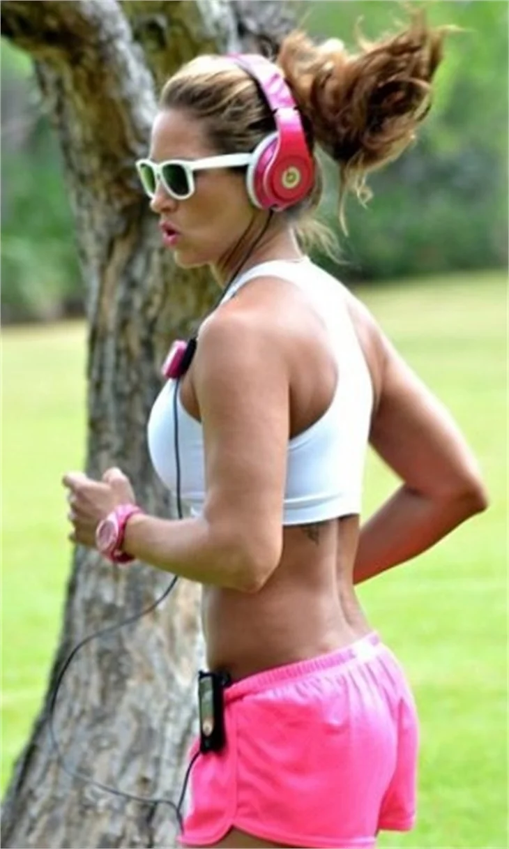 Seksi sporcu Jennifer Nicole Lee