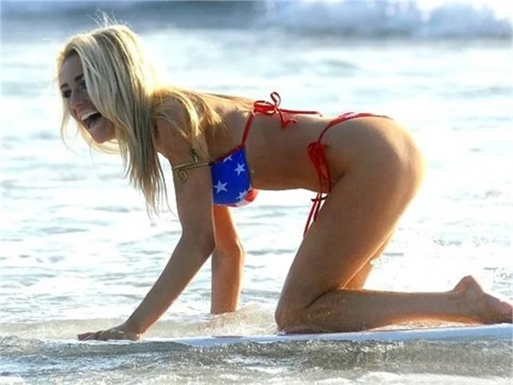En seksi sörfçü Courtney Stodden