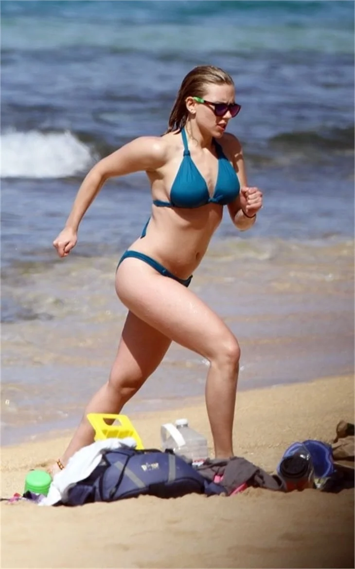 Scarlett Johansson sevgilisiyle Hawaii plajında!