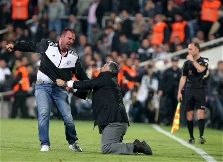 Beşiktaş-Galatasaray maçında olaylar çıktı.