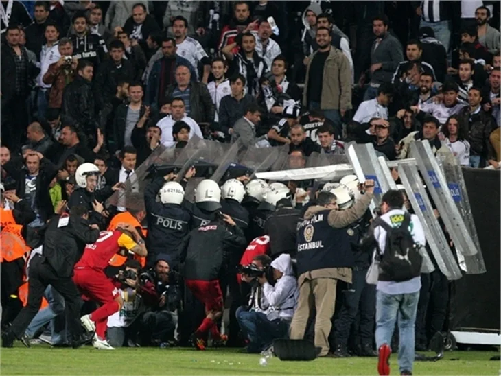 Beşiktaş-Galatasaray maçında olaylar çıktı.