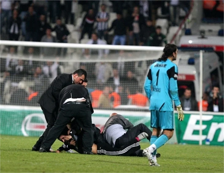 Beşiktaş-Galatasaray maçında olaylar çıktı.