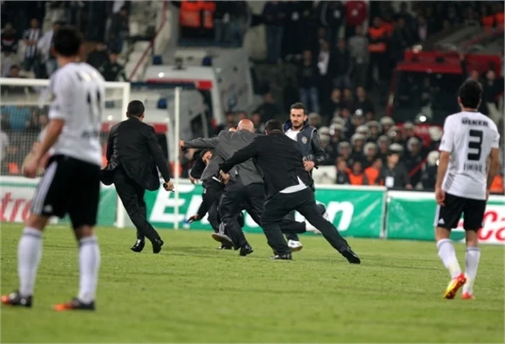 Beşiktaş-Galatasaray maçında olaylar çıktı.