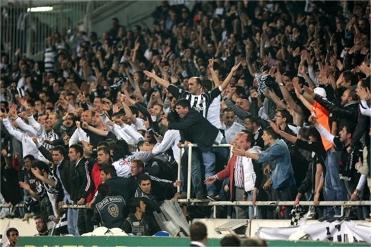 Beşiktaş-Galatasaray maçında olaylar çıktı.