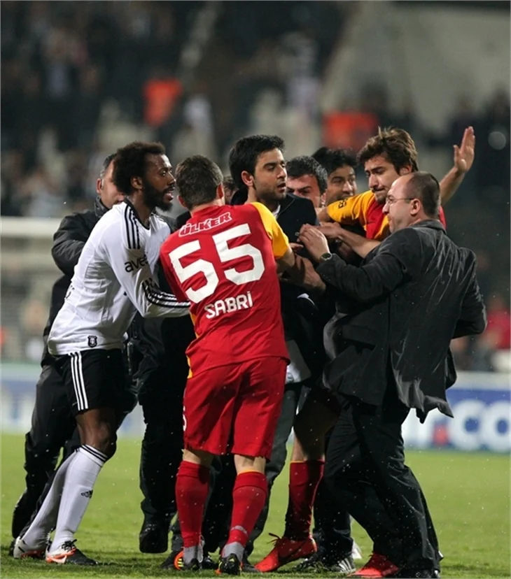 Beşiktaş-Galatasaray maçında olaylar çıktı.