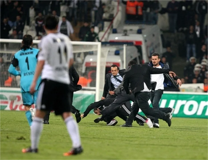 Beşiktaş-Galatasaray maçında olaylar çıktı.