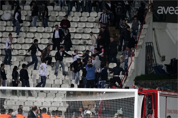 Beşiktaş-Galatasaray maçında olaylar çıktı.