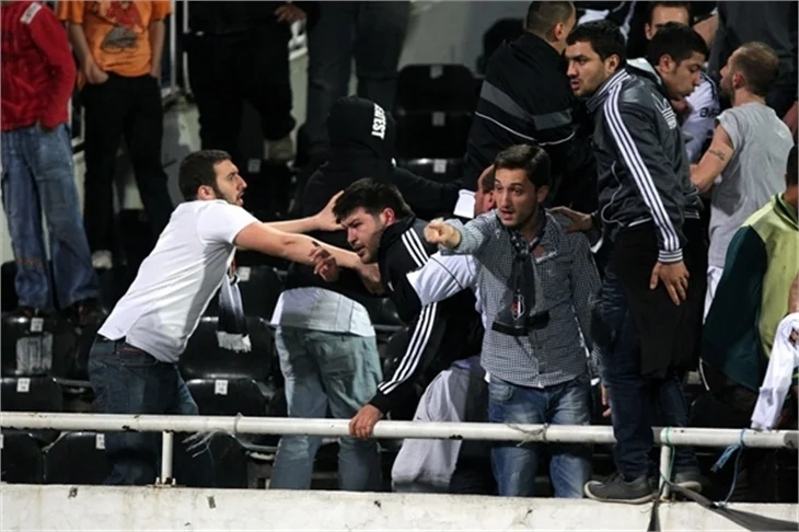 Beşiktaş-Galatasaray maçında olaylar çıktı.