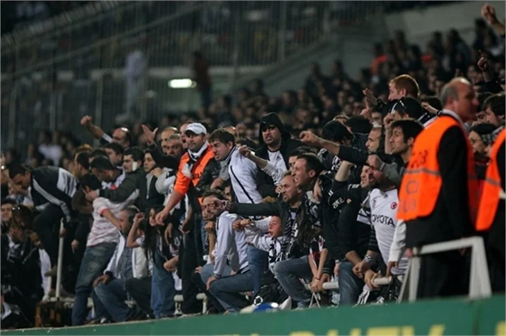 Beşiktaş-Galatasaray maçında olaylar çıktı.