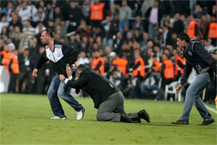 Beşiktaş-Galatasaray maçında olaylar çıktı.
