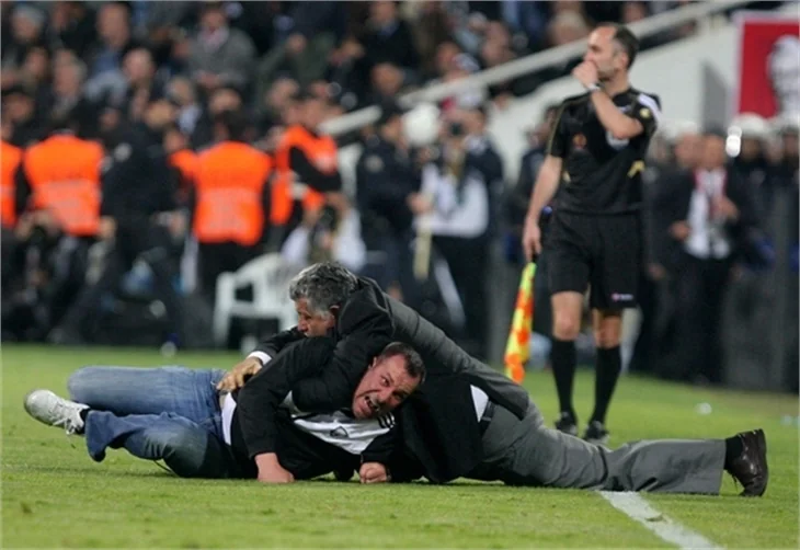 Beşiktaş-Galatasaray maçında olaylar çıktı.